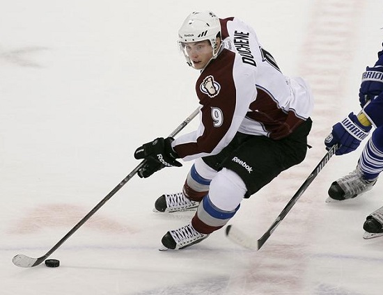 duchene protect puck tight-turn